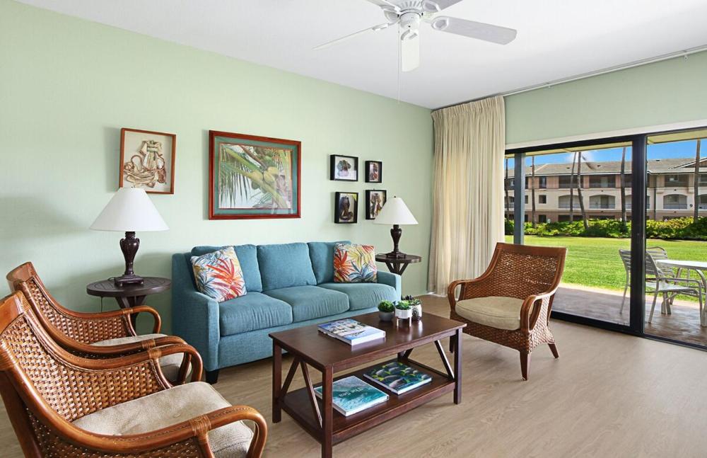 2 bedrooms Condo few mins walk to Beaches & Pool